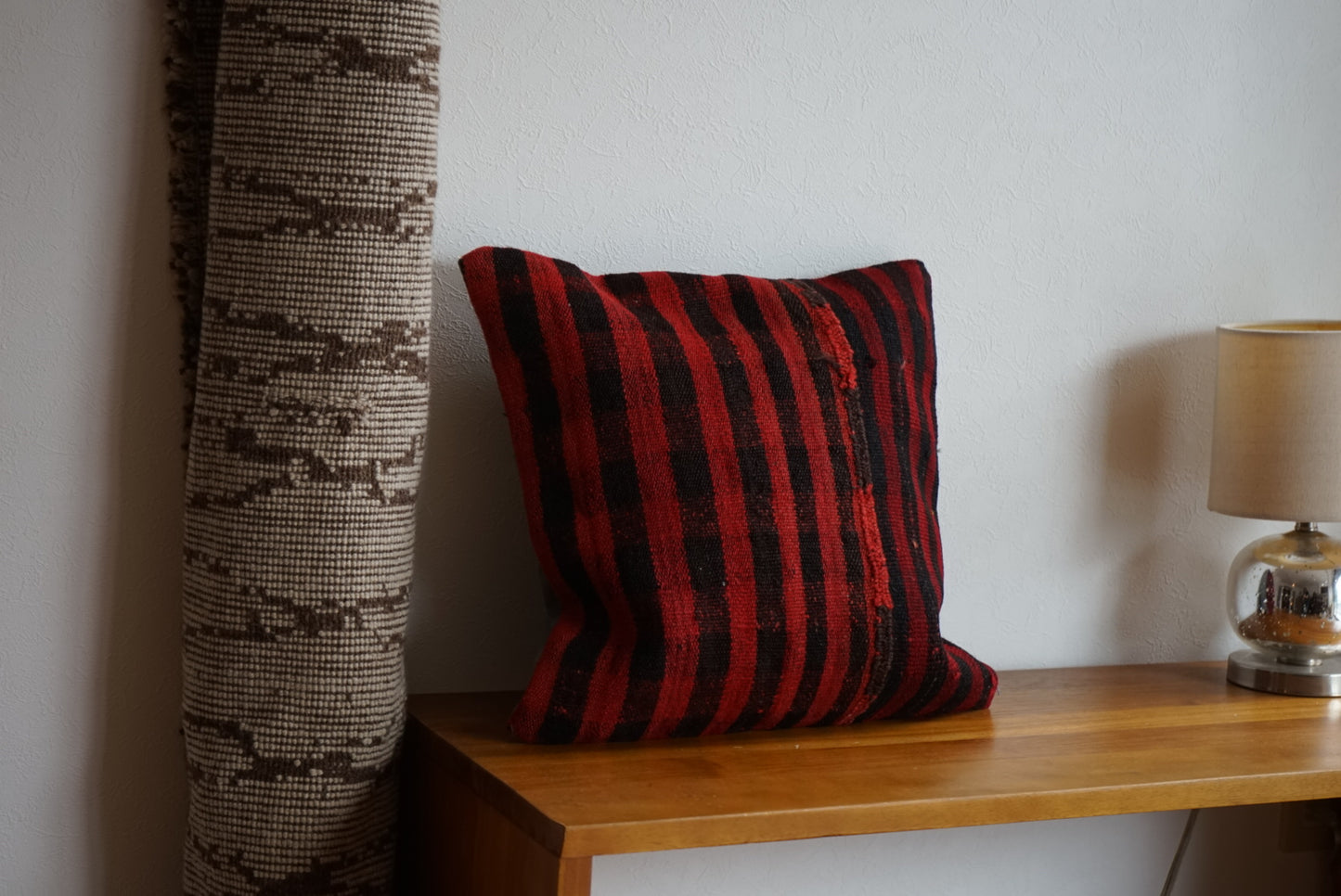 Türkiye Old Kilim Cushion Cover Red , Black Checker Design 50 × 50 cm No.TR25524 / 国内送料無料・羊毛手織りキリム
