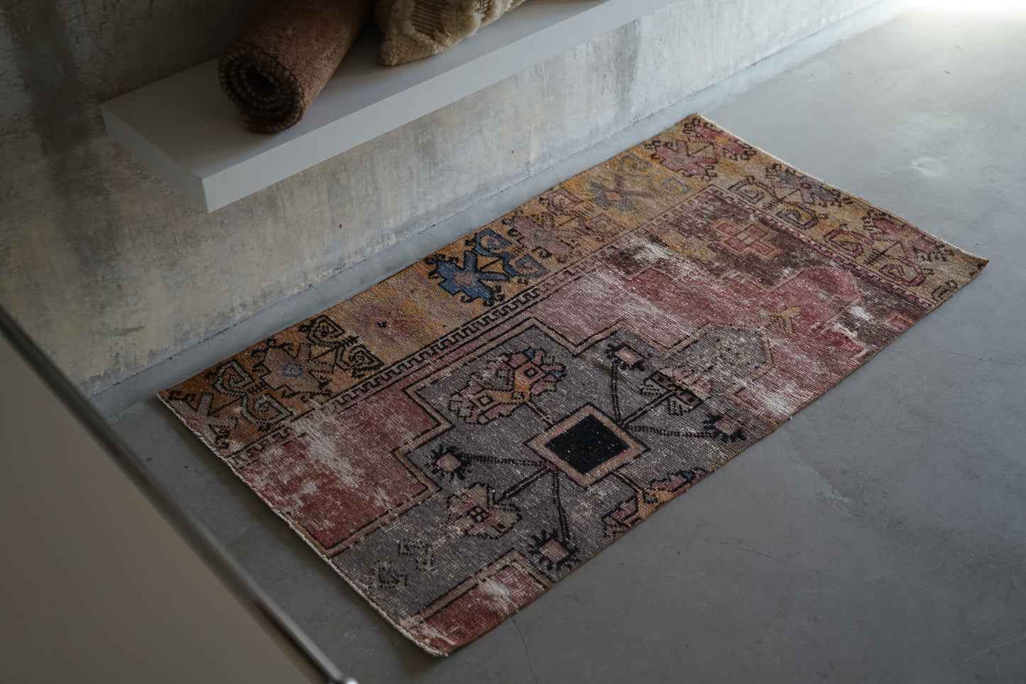 TURKEY OLD ISPARTA PINK BEIGE SMALL SIZE 1970年代 120 × 68 cm No.TR25219