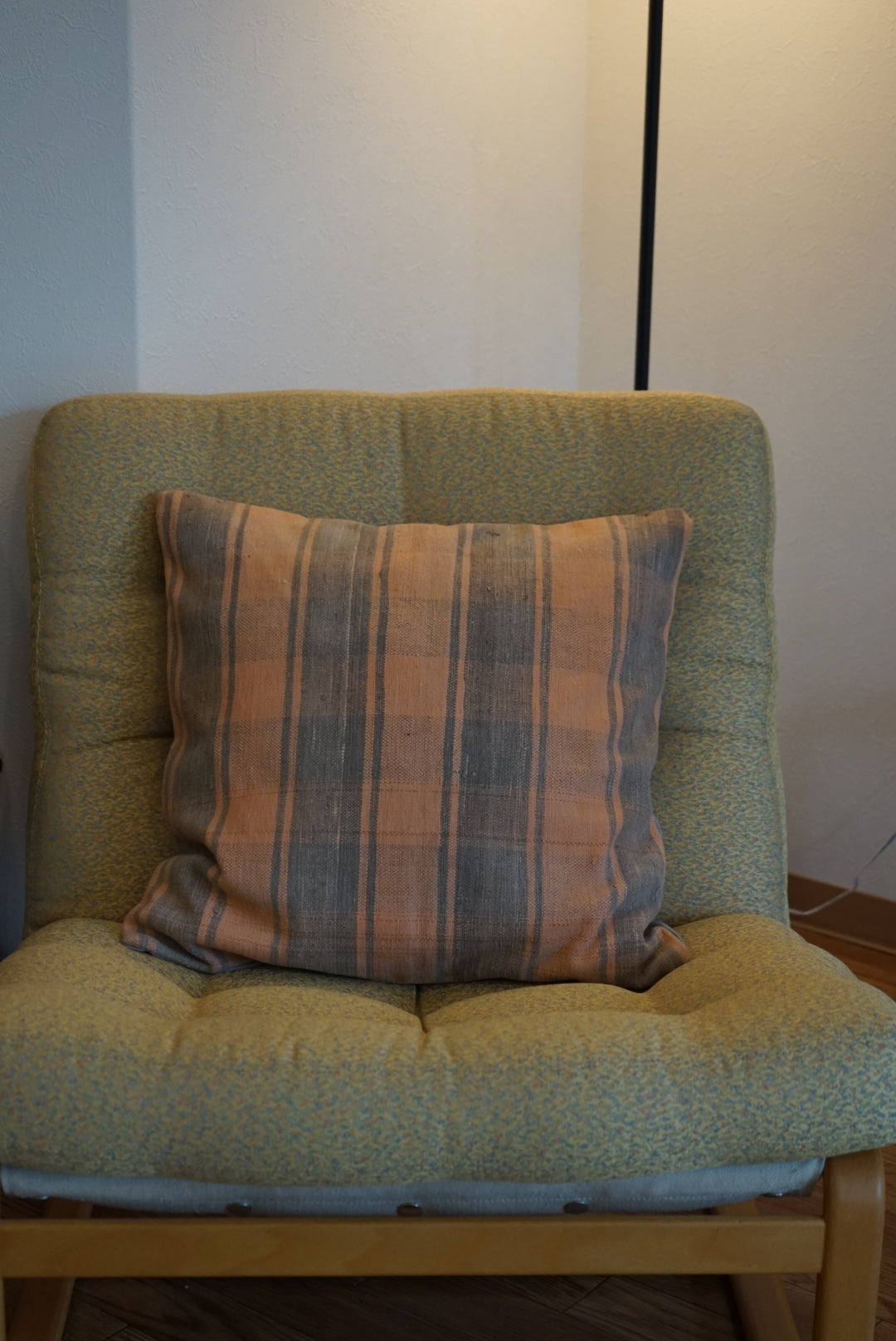 Türkiye Old Kilim Cushion Cover Pink , Glay Checker Design 45 × 45 cm No.TR25573 / 送料無料・羊毛手織りキリム