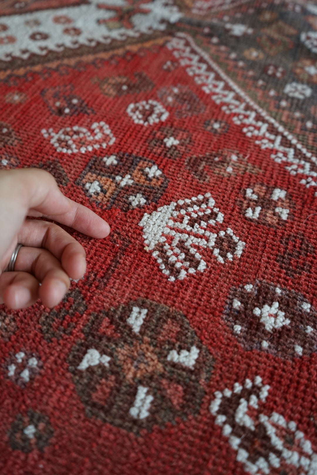 店頭販売 Türkiye Old Persia Design Red , Black 1960年代 263 × 145 cm No.TR25515 / 国内送料無料・羊毛手織り絨毯