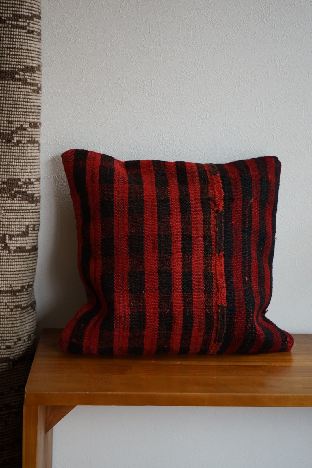 Türkiye Old Kilim Cushion Cover Red , Black Checker Design 50 × 50 cm No.TR25524 / 国内送料無料・羊毛手織りキリム