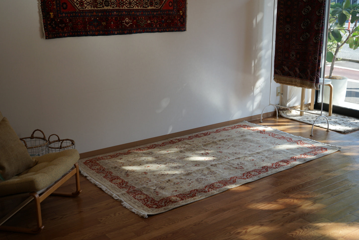 Türkiye Old Anatoria Beige , Red 1960年代 222 × 136 cm No.TR25551 / 国内送料無料・羊毛手織り絨毯