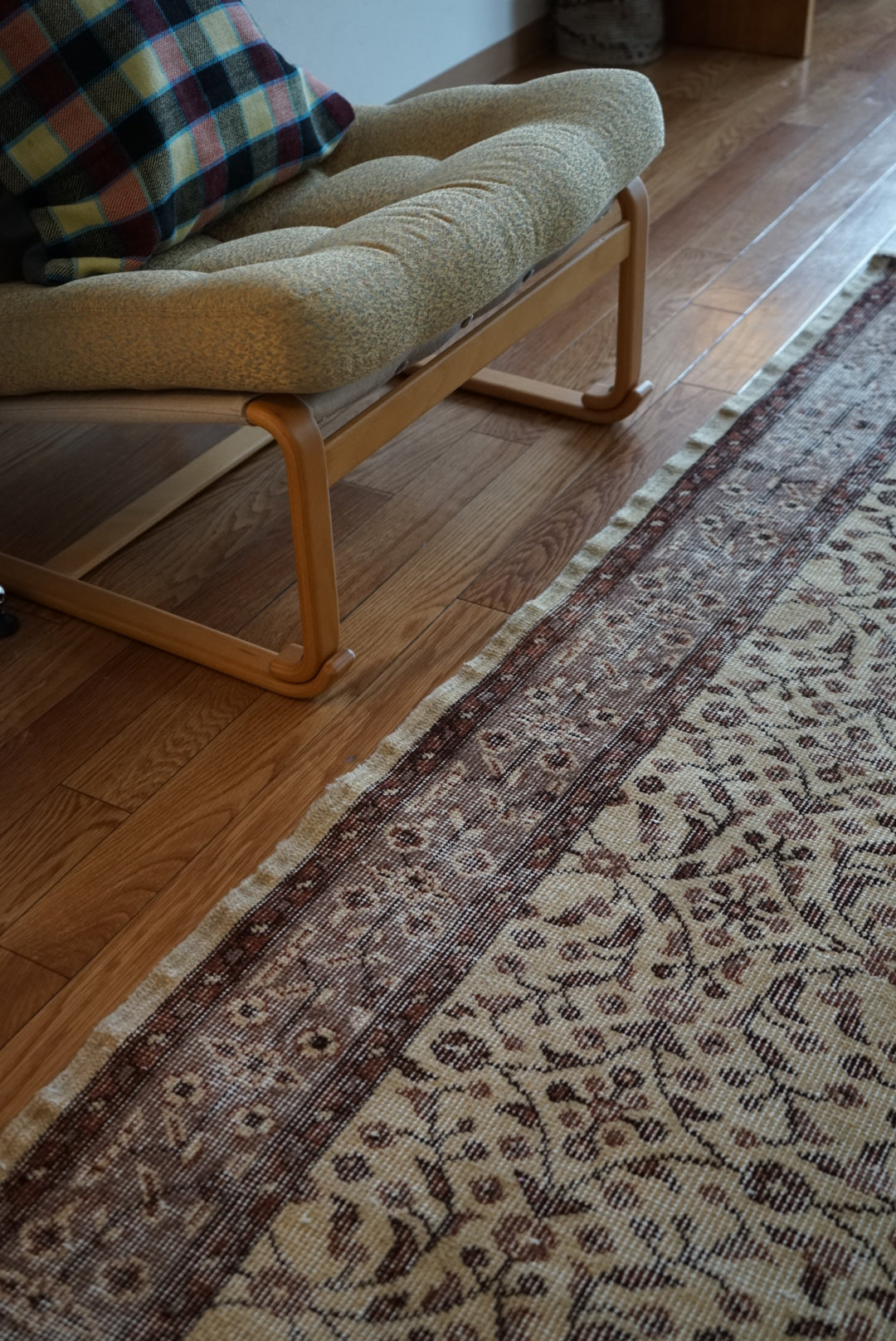 Türkiye Old Isparta Beige ,  Azuki Color Flower 1970年代 198.5 × 117 cm No.TR25519 / 国内送料無料・羊毛手織り絨毯