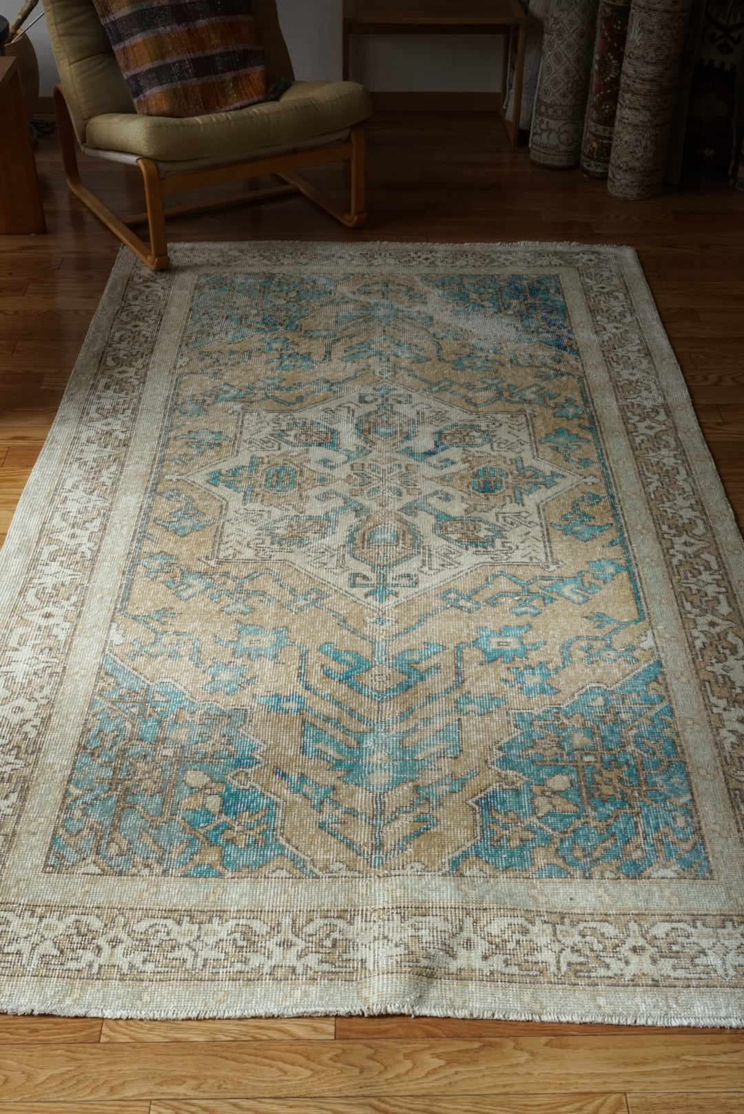 Türkiye Old Oushak Beige , Blue , Medallion 1960年代 227 × 132cm No.TR25454