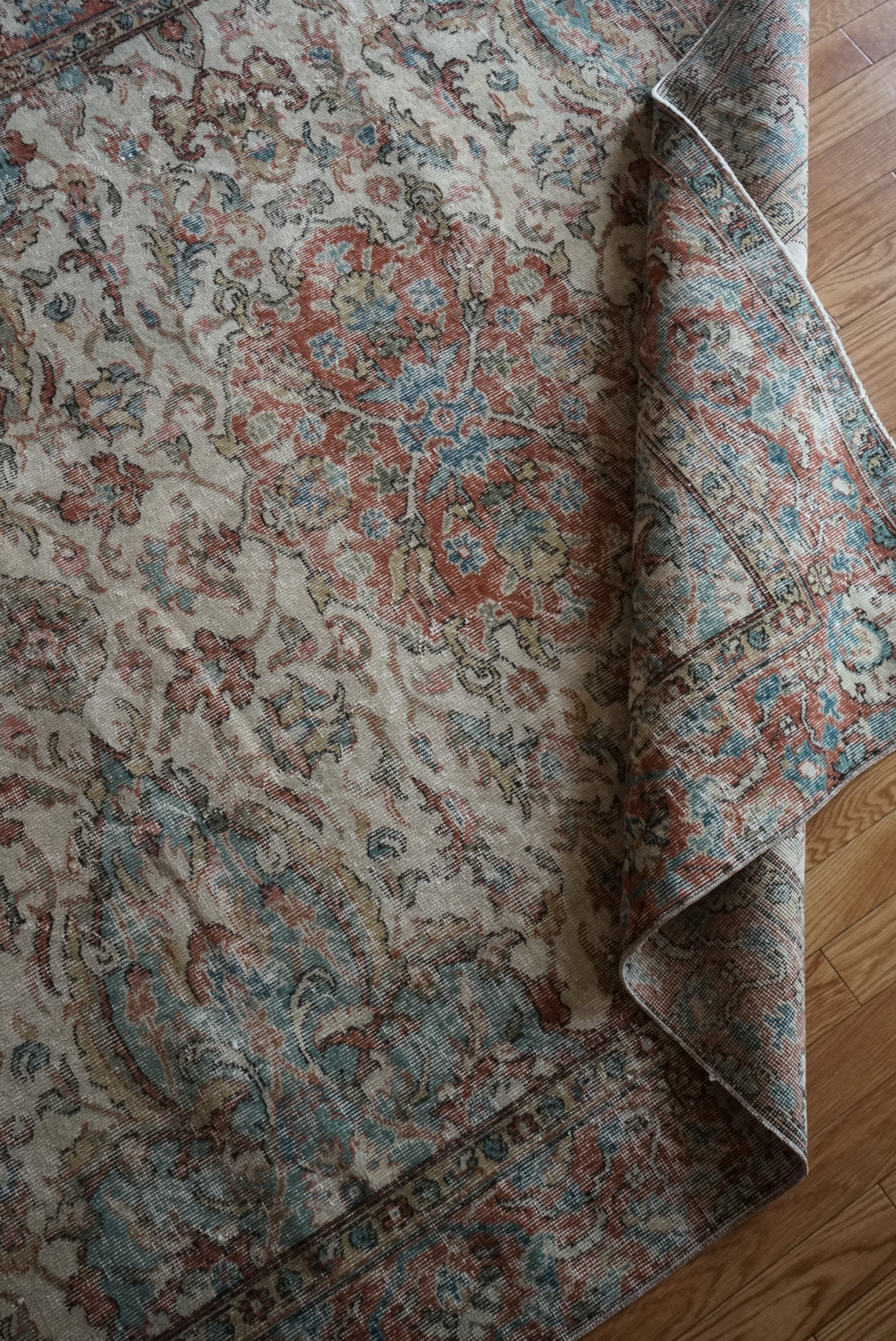 Türkiye Old Isparta Beige , Bric Red , Saxe Blue Flower 1970年代 286 × 189 cm No.TR25506 / 国内送料無料・羊毛手織り絨毯