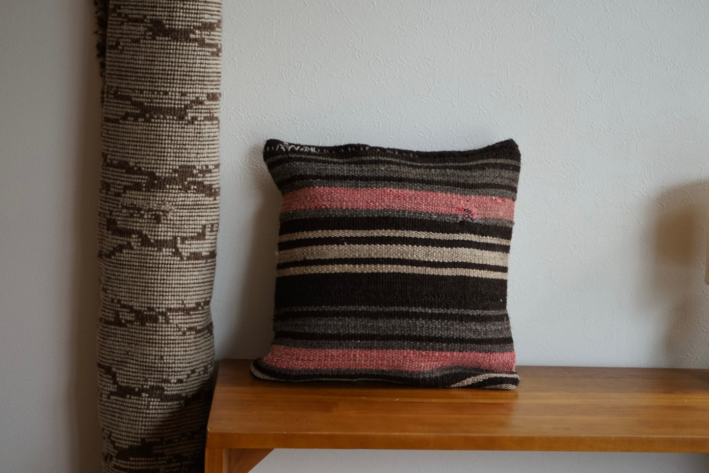Türkiye Old Kilim Cushion Cover Pink , Black , Glay Mix Color Border Design 50 × 50 cm No.TR25526 / 国内送料無料・羊毛手織りキリム