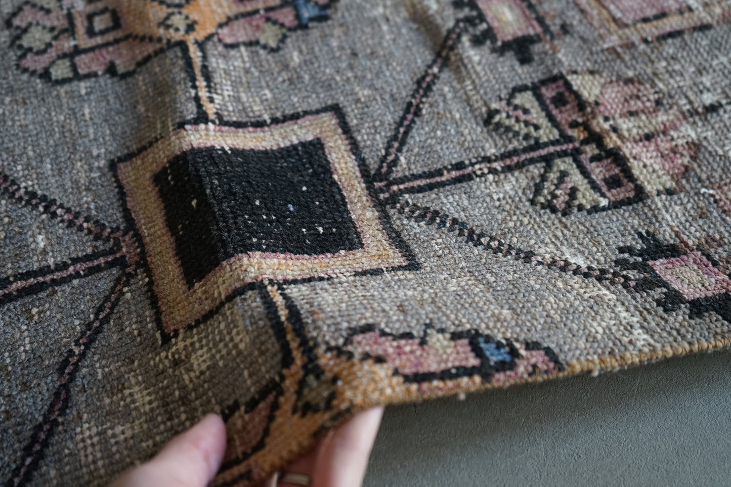 TURKEY OLD ISPARTA PINK BEIGE SMALL SIZE 1970年代 120 × 68 cm No.TR25219