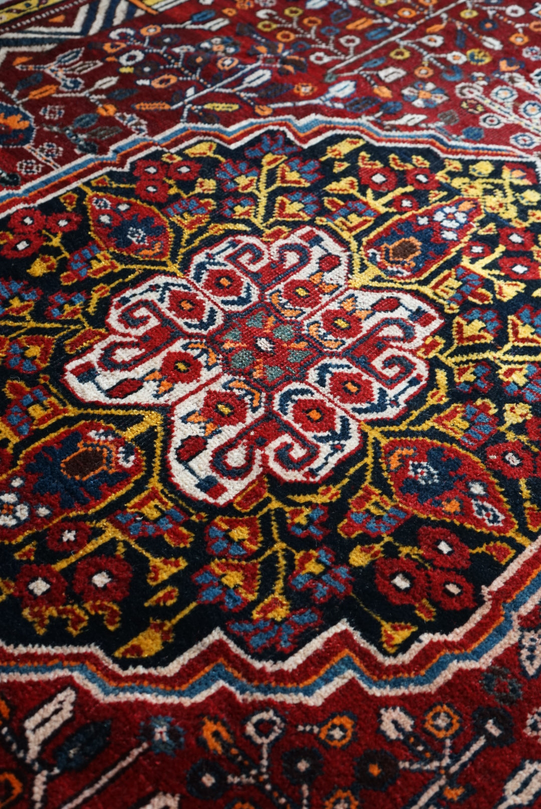 IRAN ANTIQUE SHIRAZ QASHQAI HEYBATLO 1880年代 214 × 123 cm