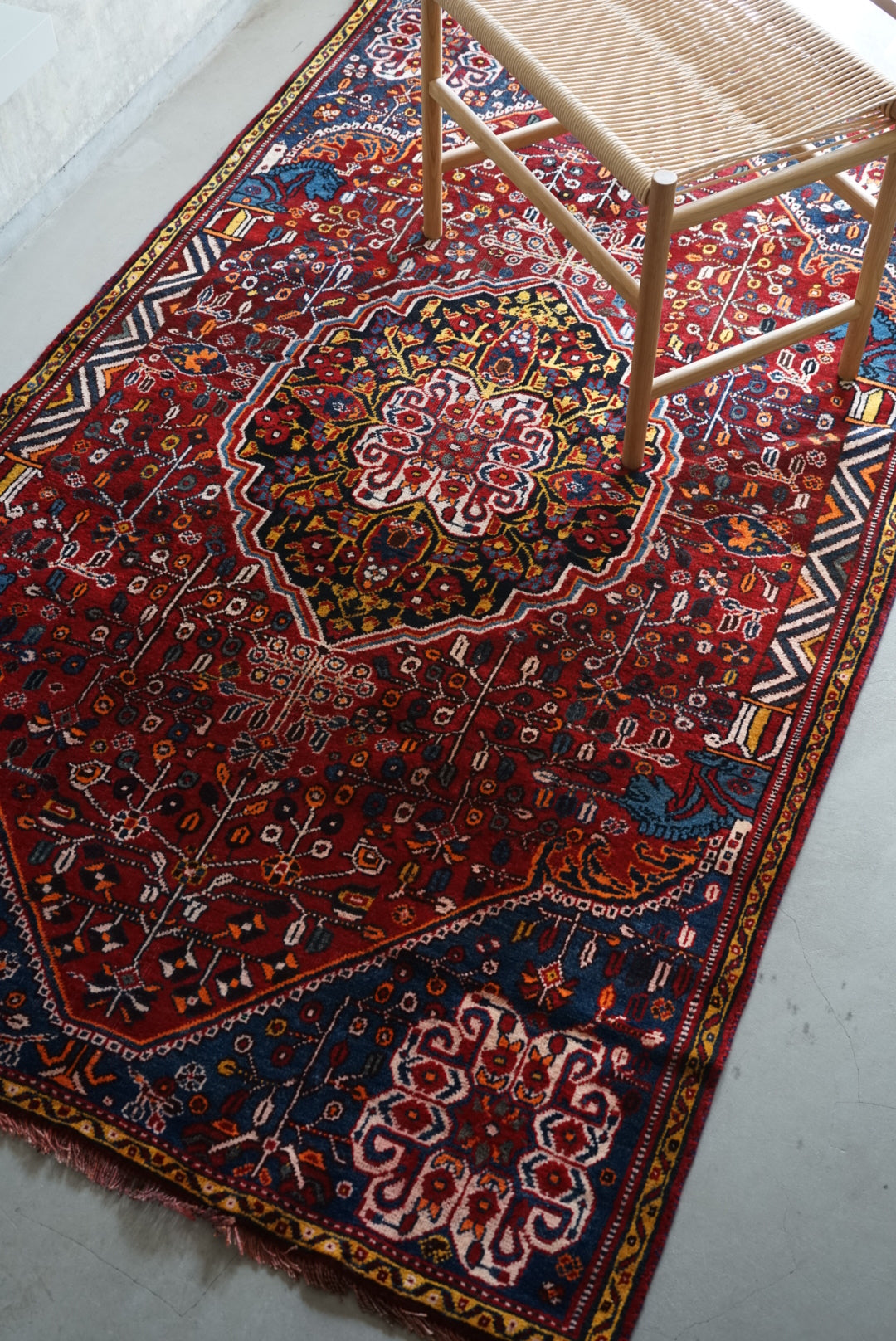 IRAN ANTIQUE SHIRAZ QASHQAI HEYBATLO 1880年代 214 × 123 cm