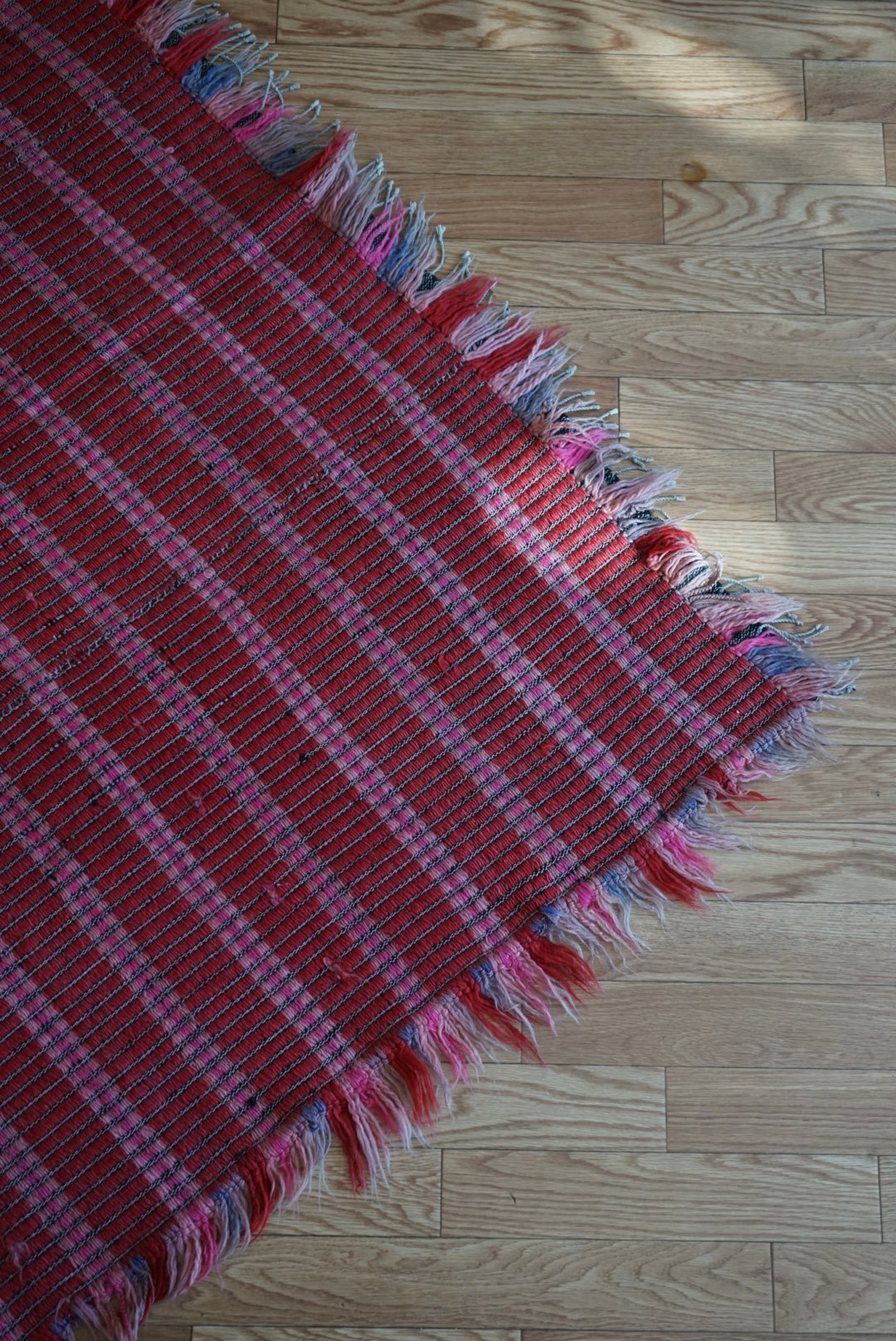 Türkiye Old Kilim Shaggy Pink , Red 1960年代 195 × 144 cm No.TR25546 / 国内送料無料・羊毛手織りキリム