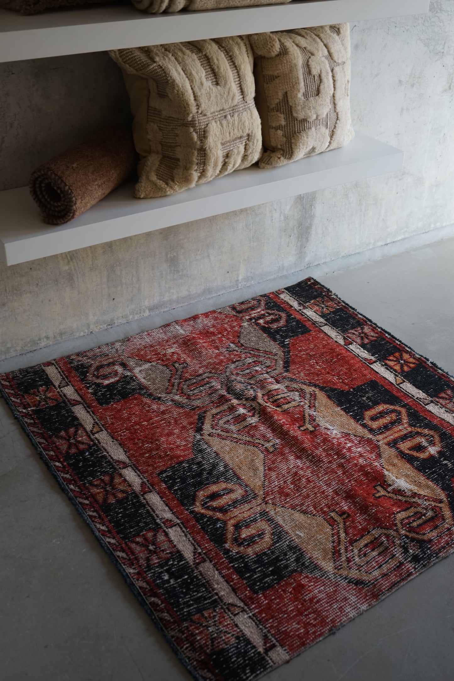 Türkiye Old Oushak Red Small Size 1970年代 103.5 × 102.5 cm No.TR25222