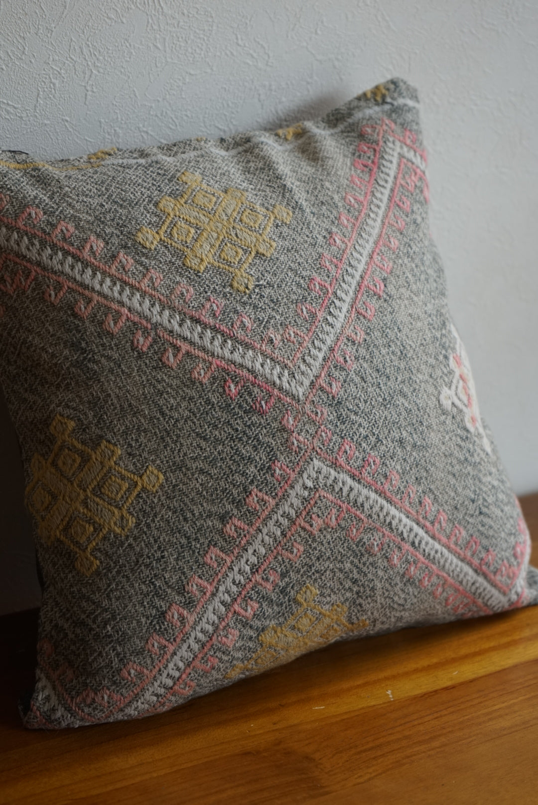 Türkiye Old Kilim Cushion Cover Tribal Design Glay 41 × 41 cm No.TR25533 / 送料無料・羊毛手織りキリム