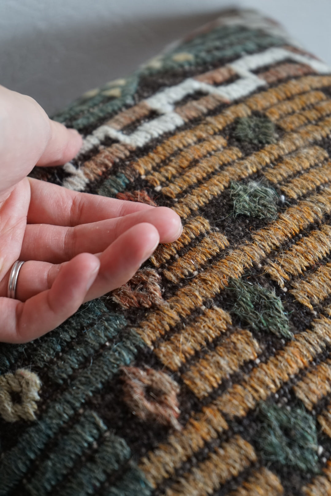 Türkiye Old Kilim Cushion Cover Bronz , Green , White Mix Color Tribal Design 38 × 38 cm No.TR25527 / 国内送料無料・羊毛手織りキリム