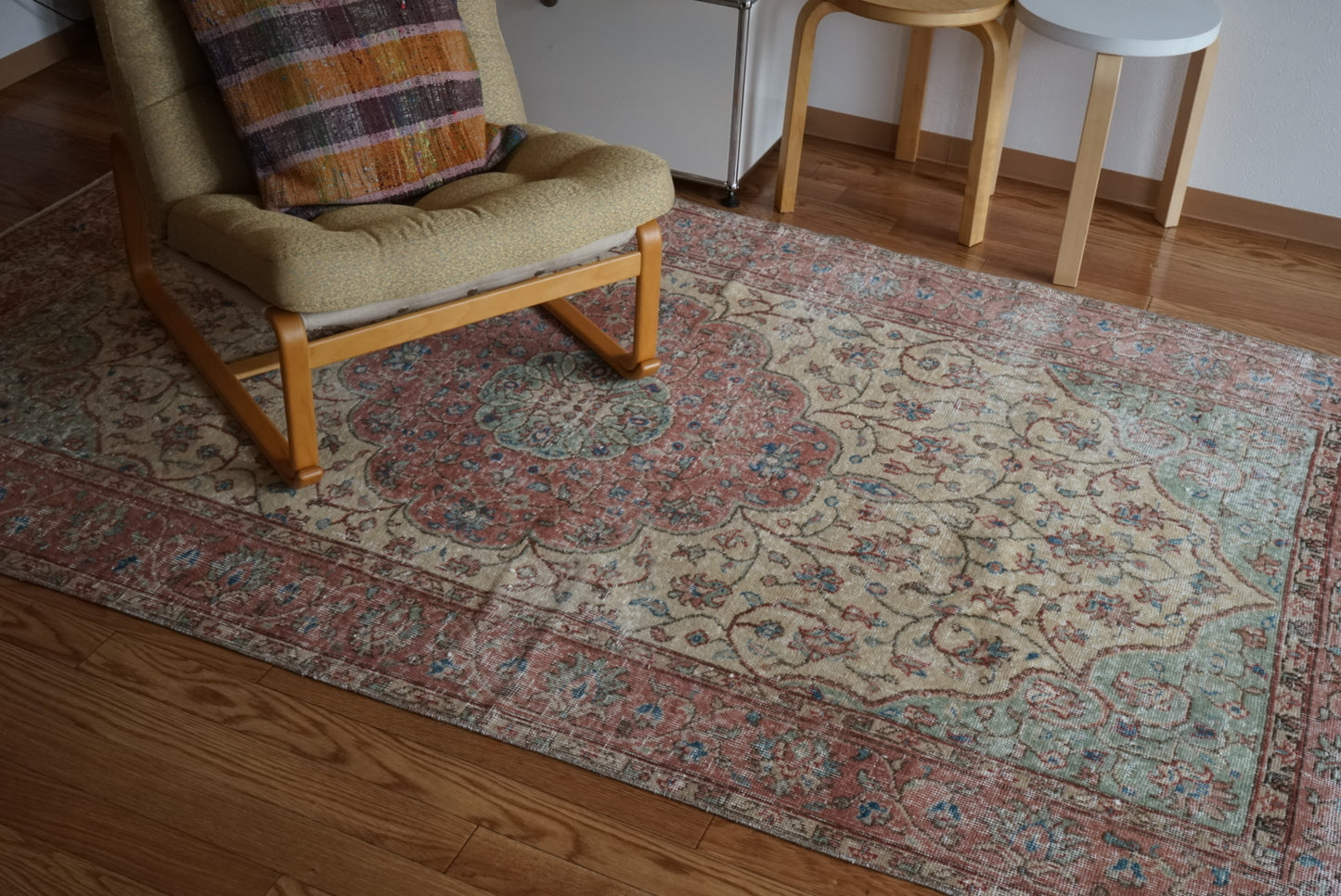 Türkiye Old Isparta Beige , Red , Green Medallion 1960年代 244 × 142 cm No.TR25455