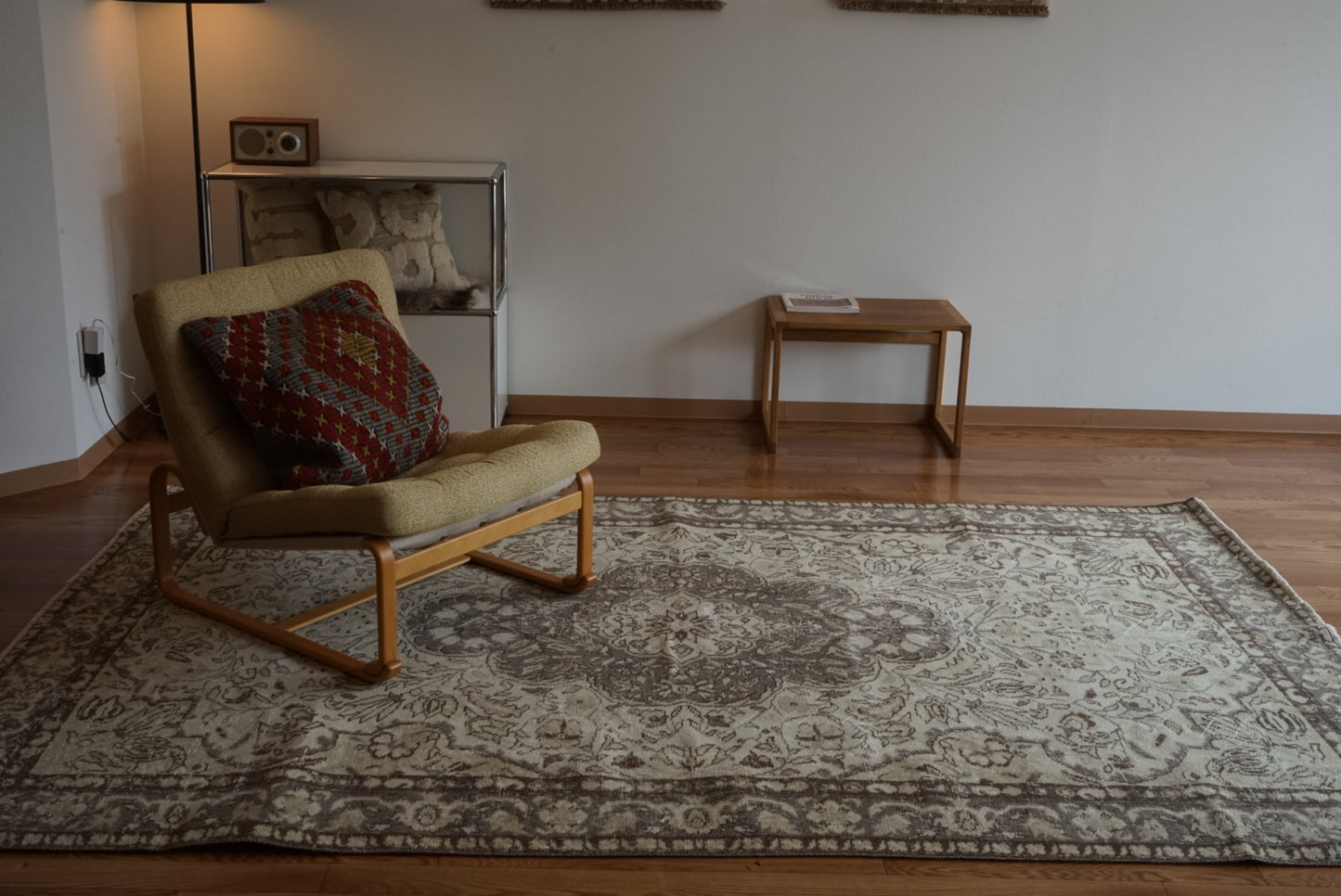 Türkiye Old Isparta Medallion Beige , Glay 1960年代 260.5 × 164 cm No.TR25492 / 国内送料無料