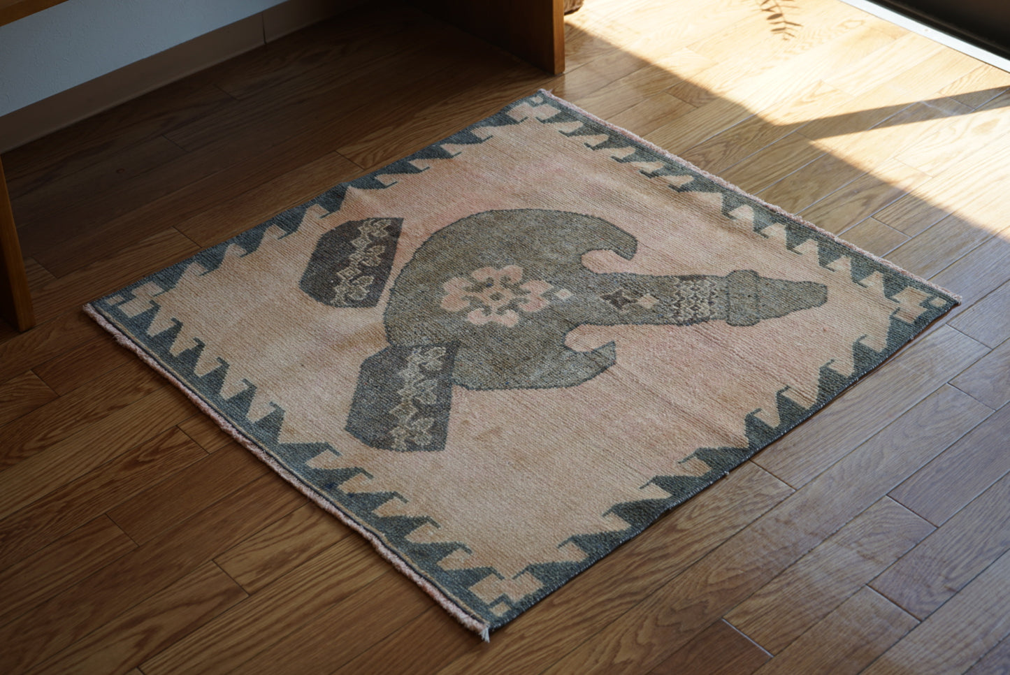 Türkiye Old Oushak Pink , Navy Key Motief 1970年代  84 × 81 cm No.TR25412