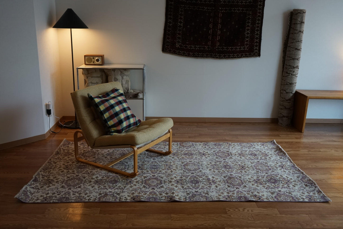 Türkiye Old Isparta Beige ,  Purple Flower 1970年代 226 × 120 cm No.TR25518 / 国内送料無料・羊毛手織り絨毯