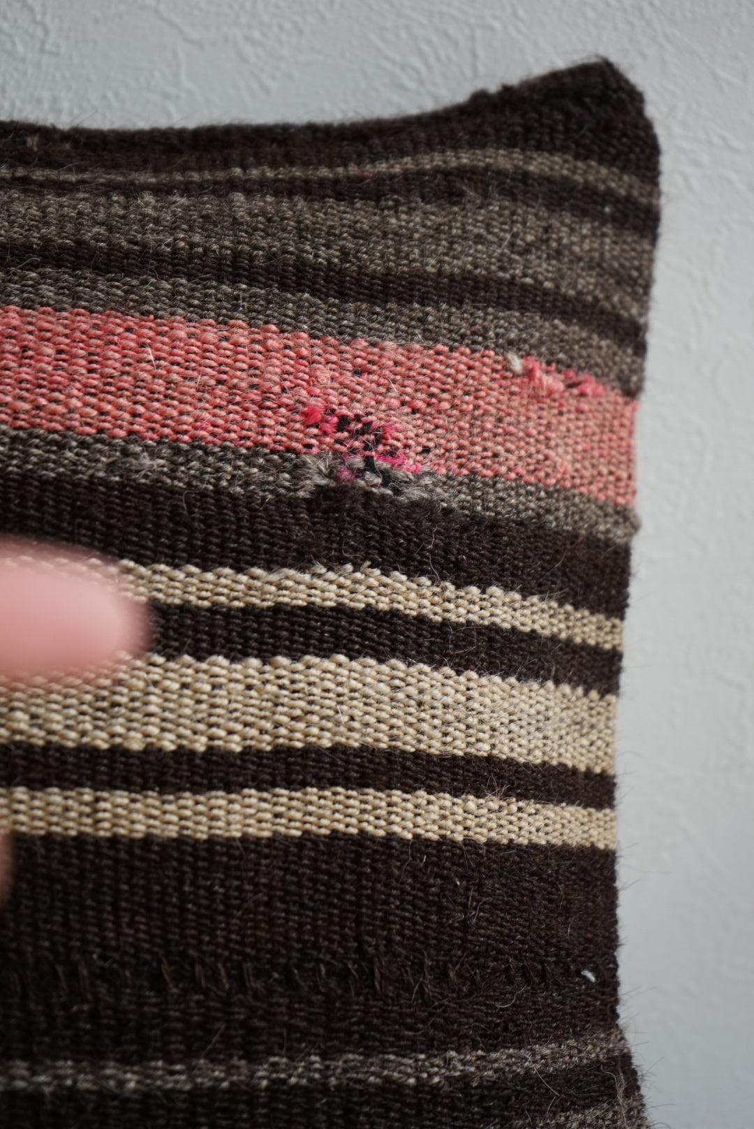 Türkiye Old Kilim Cushion Cover Pink , Black , Glay Mix Color Border Design 50 × 50 cm No.TR25526 / 国内送料無料・羊毛手織りキリム