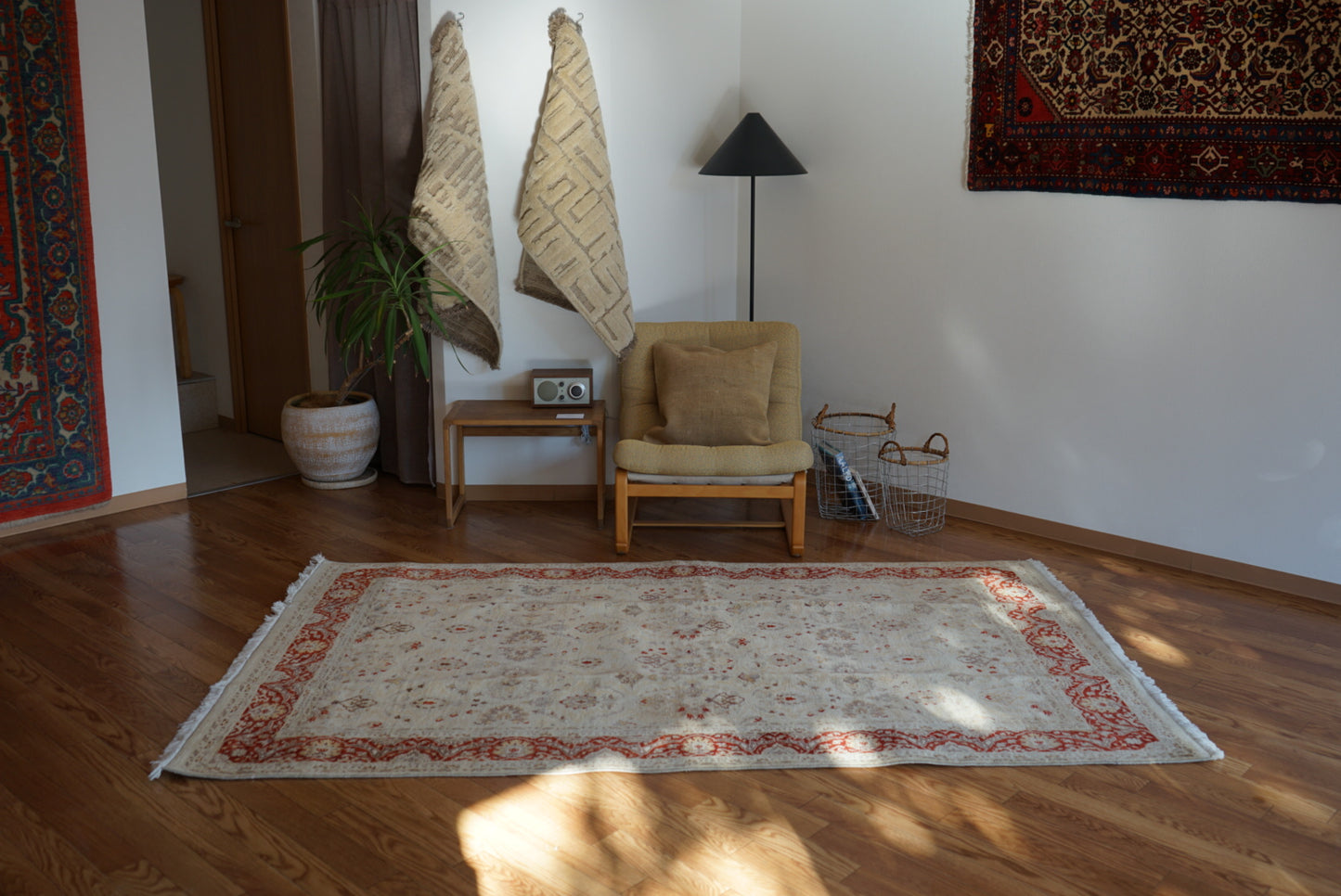 Türkiye Old Anatoria Beige , Red 1960年代 222 × 136 cm No.TR25551 / 国内送料無料・羊毛手織り絨毯
