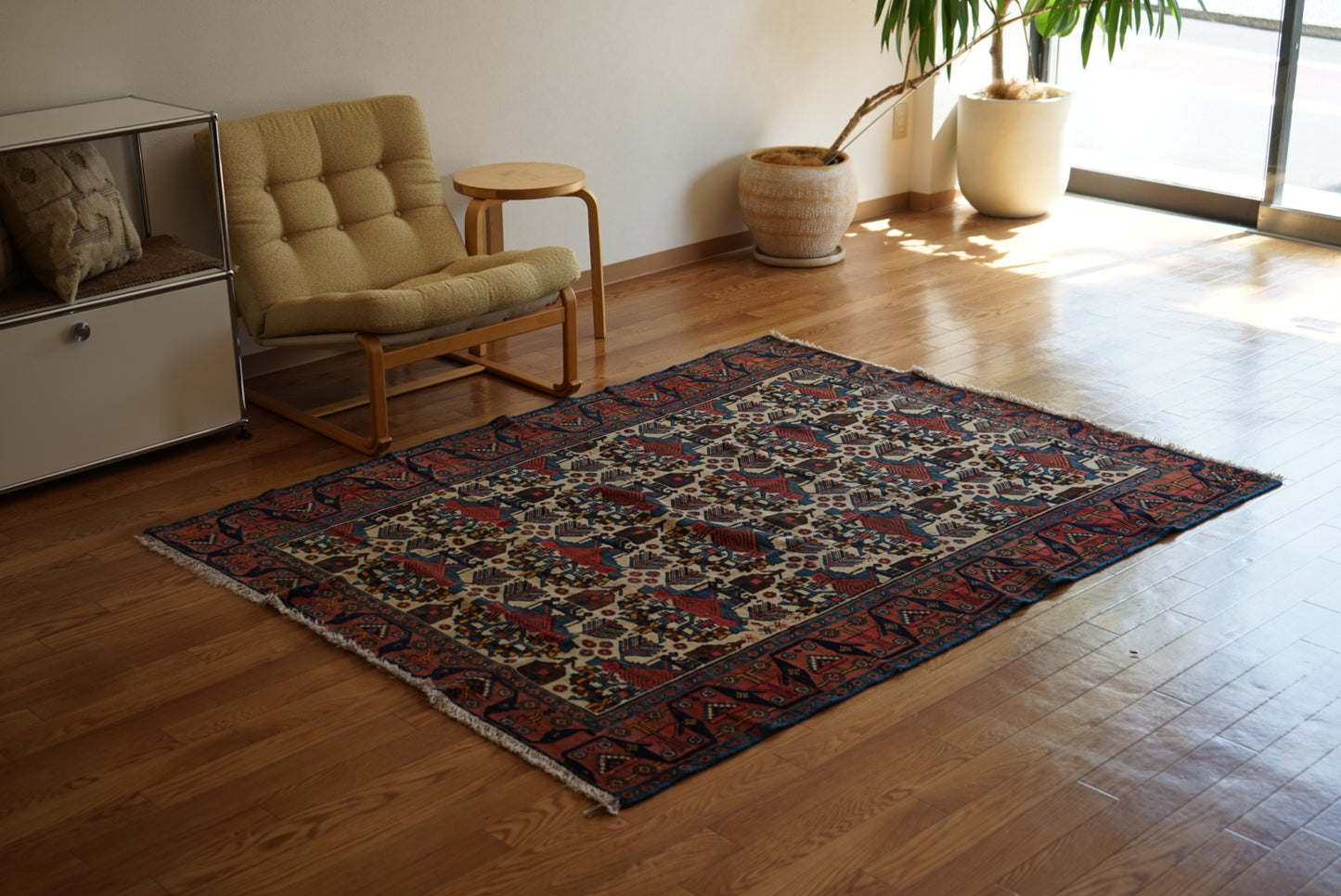 店頭販売 IRAN ANTIQUE BAKHTIARI GAVAN BUSHES
1870年代 185.5 × 146 cm