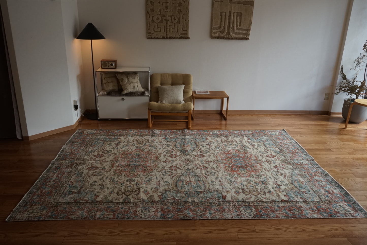 Türkiye Old Isparta Beige , Bric Red , Saxe Blue Flower 1970年代 286 × 189 cm No.TR25506 / 国内送料無料・羊毛手織り絨毯