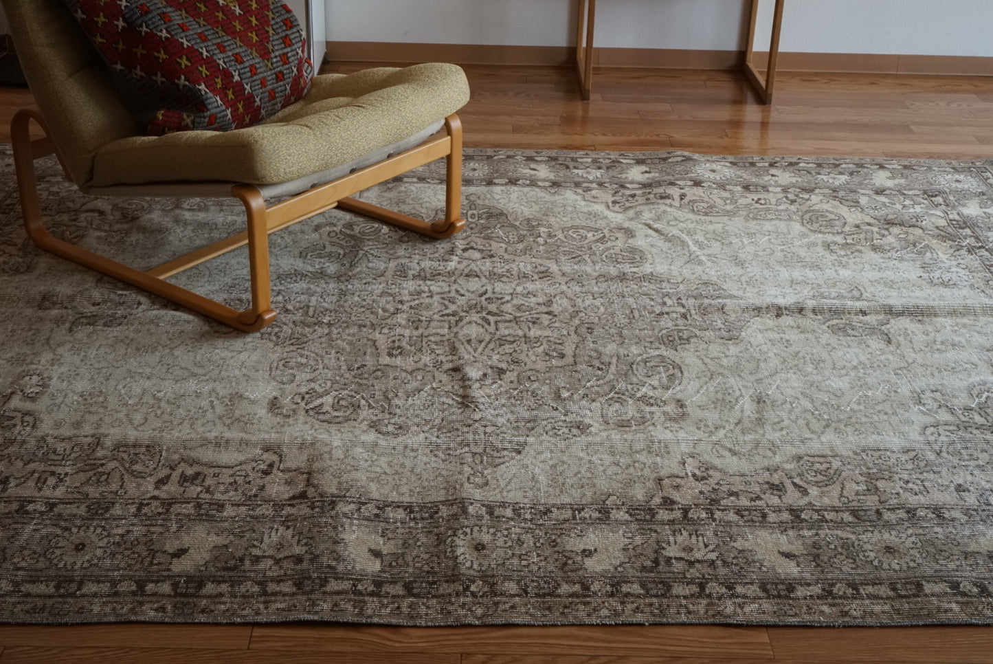 Türkiye Old Isparta Medallion Beige , Glay 1960年代 255.5 × 184 cm No.TR25491 / 国内送料無料