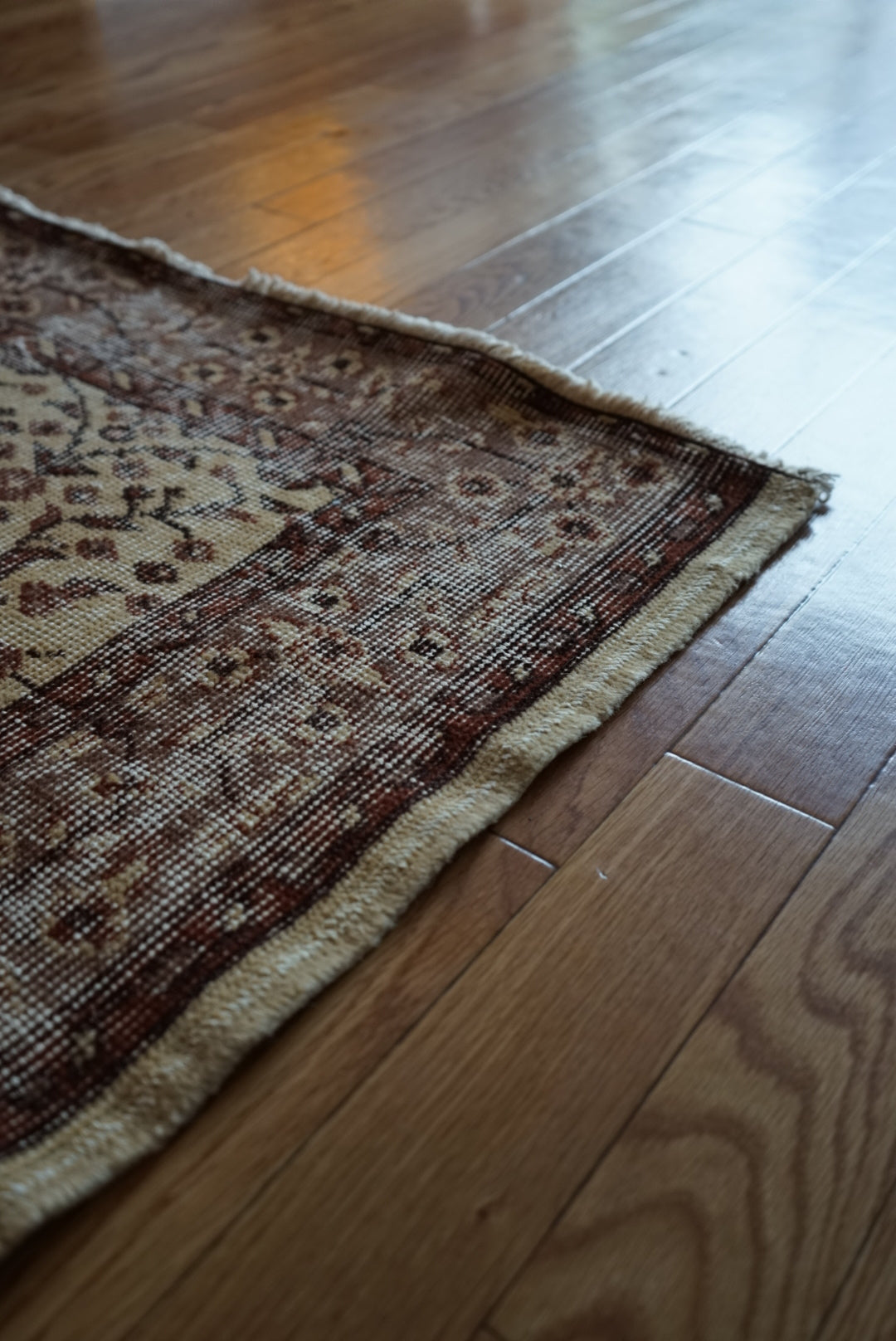 Türkiye Old Isparta Beige ,  Azuki Color Flower 1970年代 198.5 × 117 cm No.TR25519 / 国内送料無料・羊毛手織り絨毯