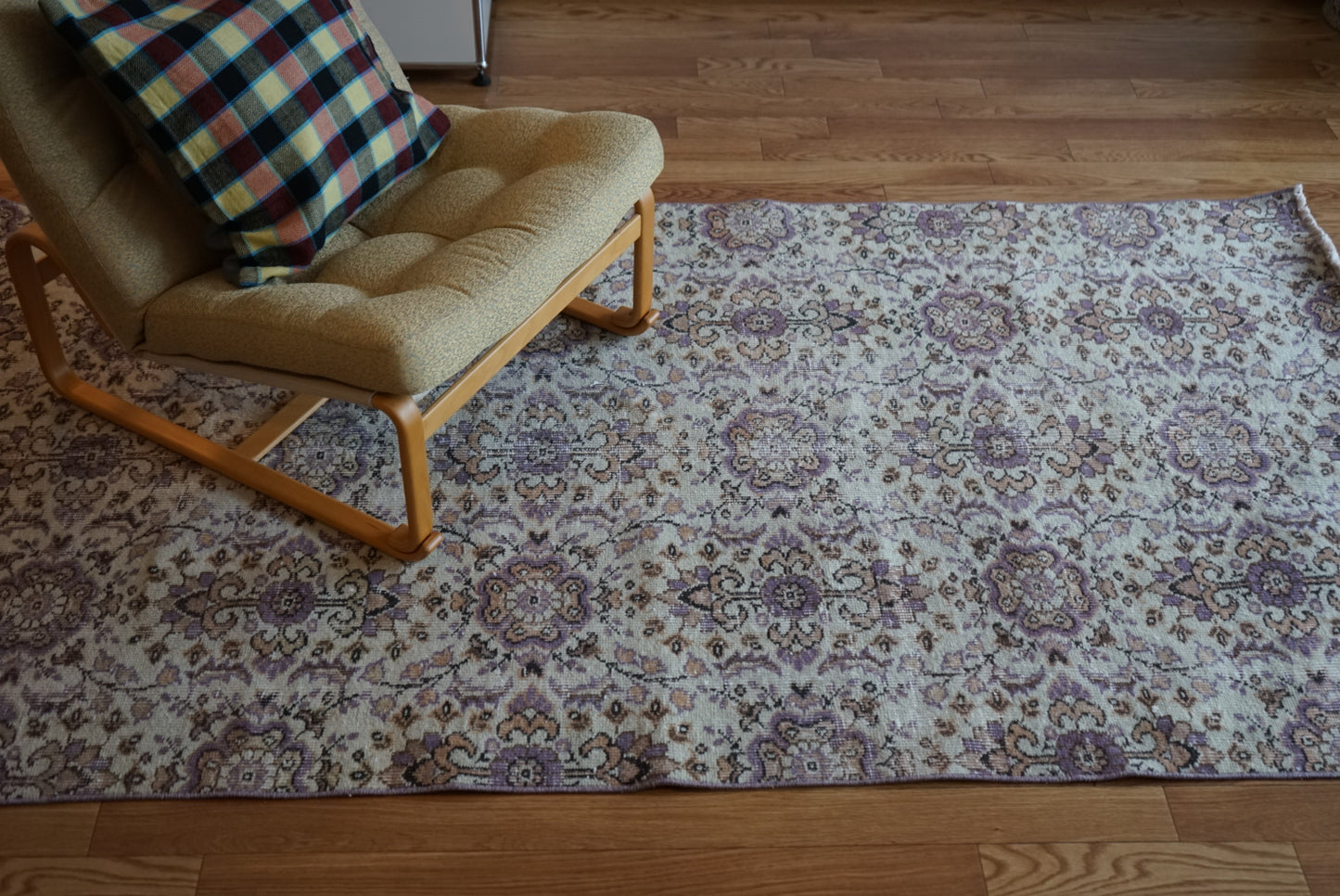 Türkiye Old Isparta Beige ,  Purple Flower 1970年代 226 × 120 cm No.TR25518 / 国内送料無料・羊毛手織り絨毯