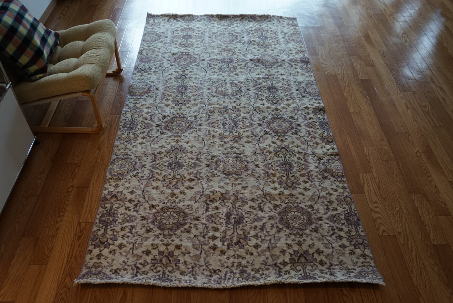Türkiye Old Isparta Beige ,  Purple Flower 1970年代 226 × 120 cm No.TR25518 / 国内送料無料・羊毛手織り絨毯