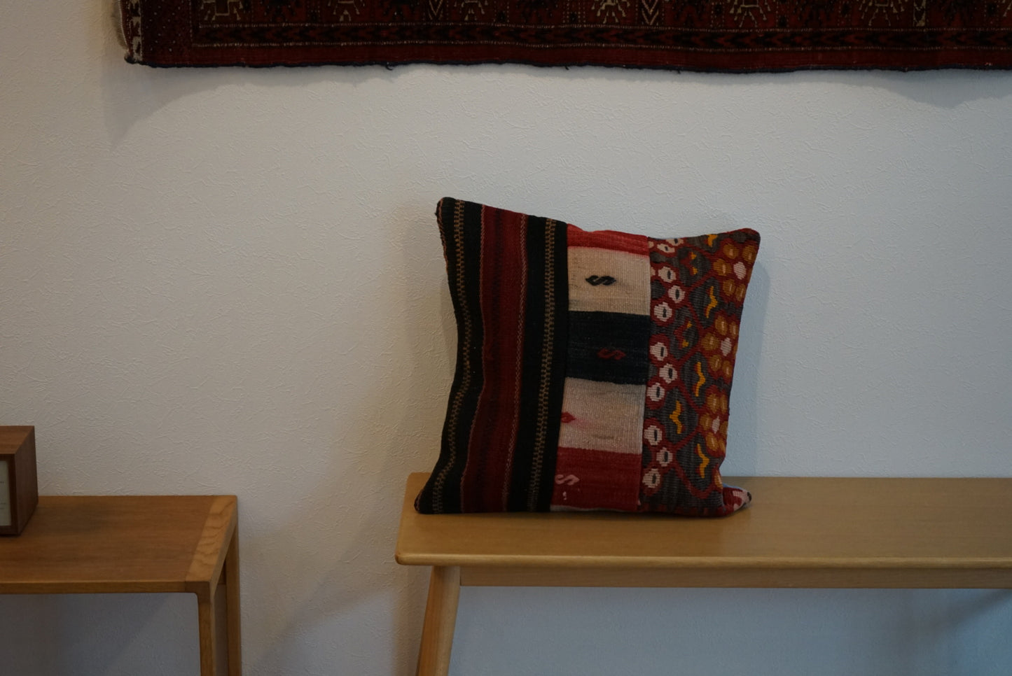 Türkiye Old Kilim Cushion Cover Red , Black , Beige Patchwork Design 45 × 45 cm No.TR25569 / 送料無料・羊毛手織りキリム