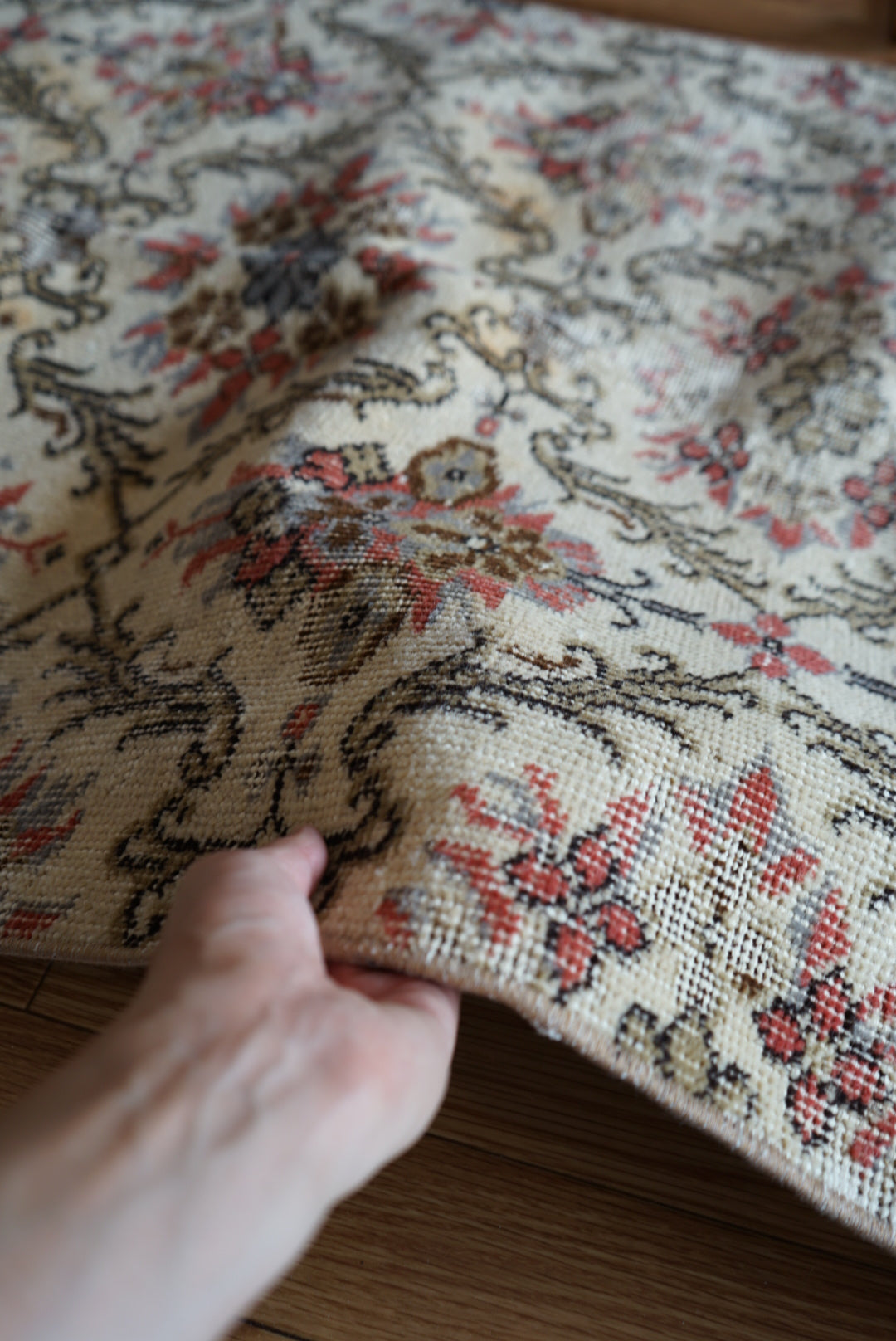 Türkiye Old Isparta Cream , Scarlet Color Flower 1970年代 194 × 95 cm No.TR25520 / 国内送料無料・羊毛手織り絨毯