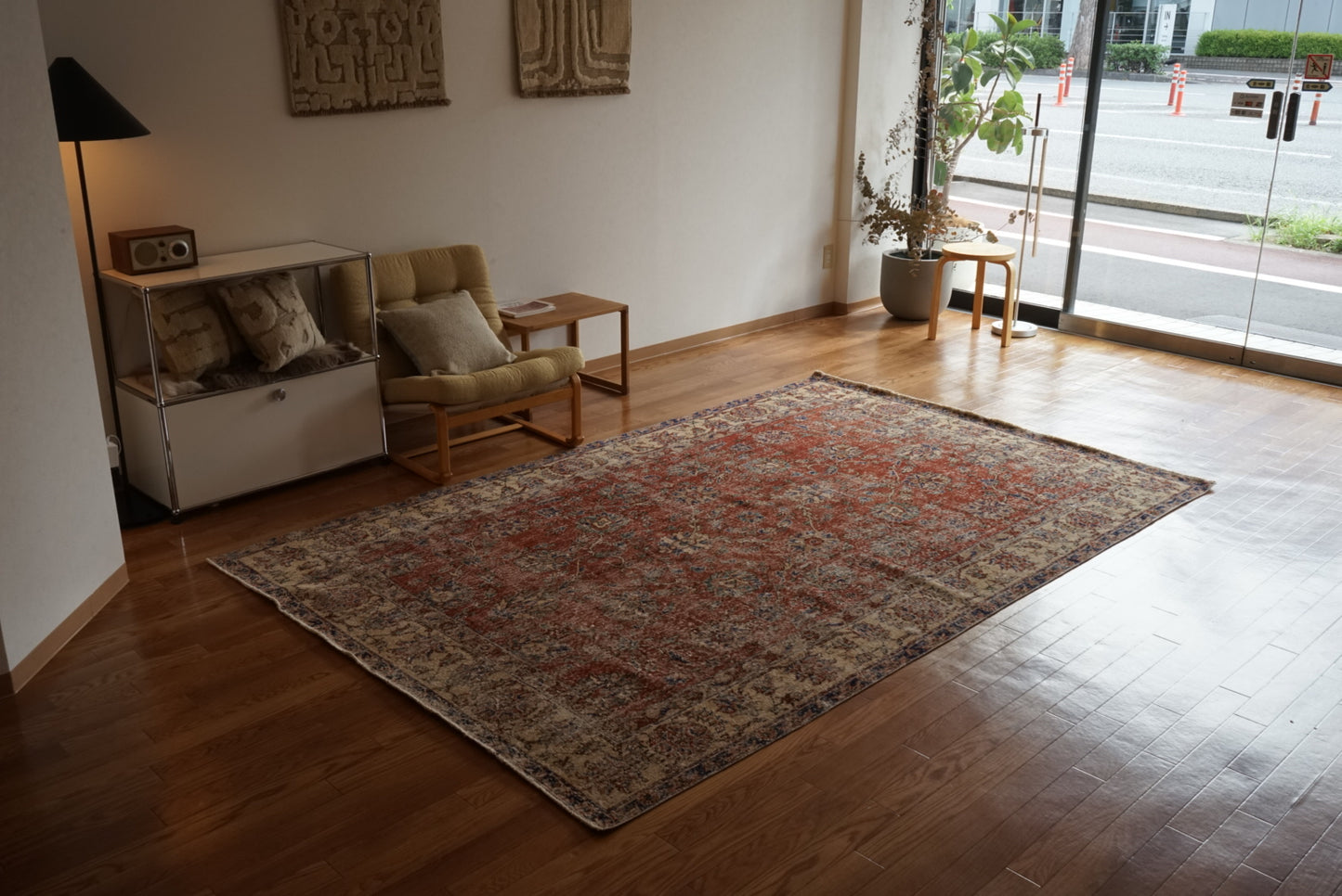 Türkiye Old Isparta Red , Blue Flower Medallion 1970年代 272.5 × 176.5 cm No.TR25508 / 国内送料無料・羊毛手織り絨毯