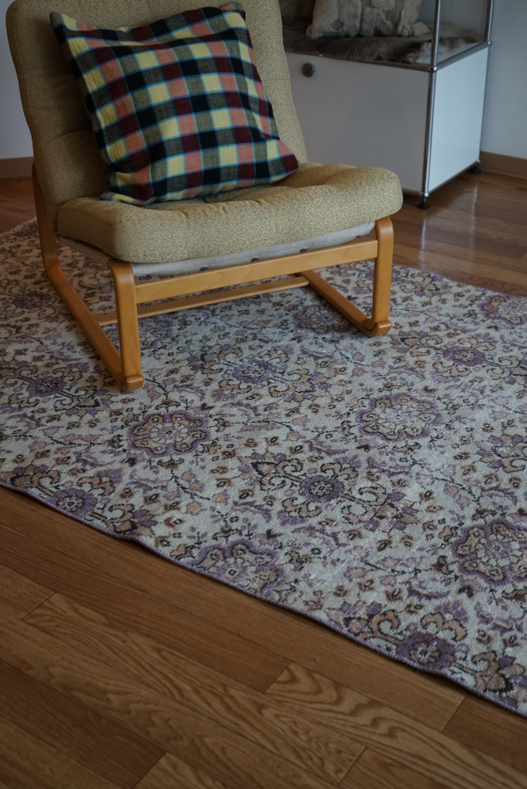 Türkiye Old Isparta Beige ,  Purple Flower 1970年代 226 × 120 cm No.TR25518 / 国内送料無料・羊毛手織り絨毯