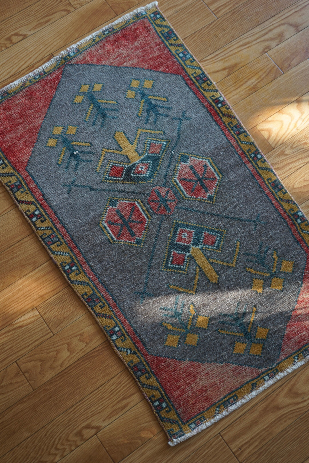 Türkiye Old Oushak Red , Glay Flower 1970年代 91 × 56 cm No.TR25539 / 国内送料無料・羊毛手織り絨毯