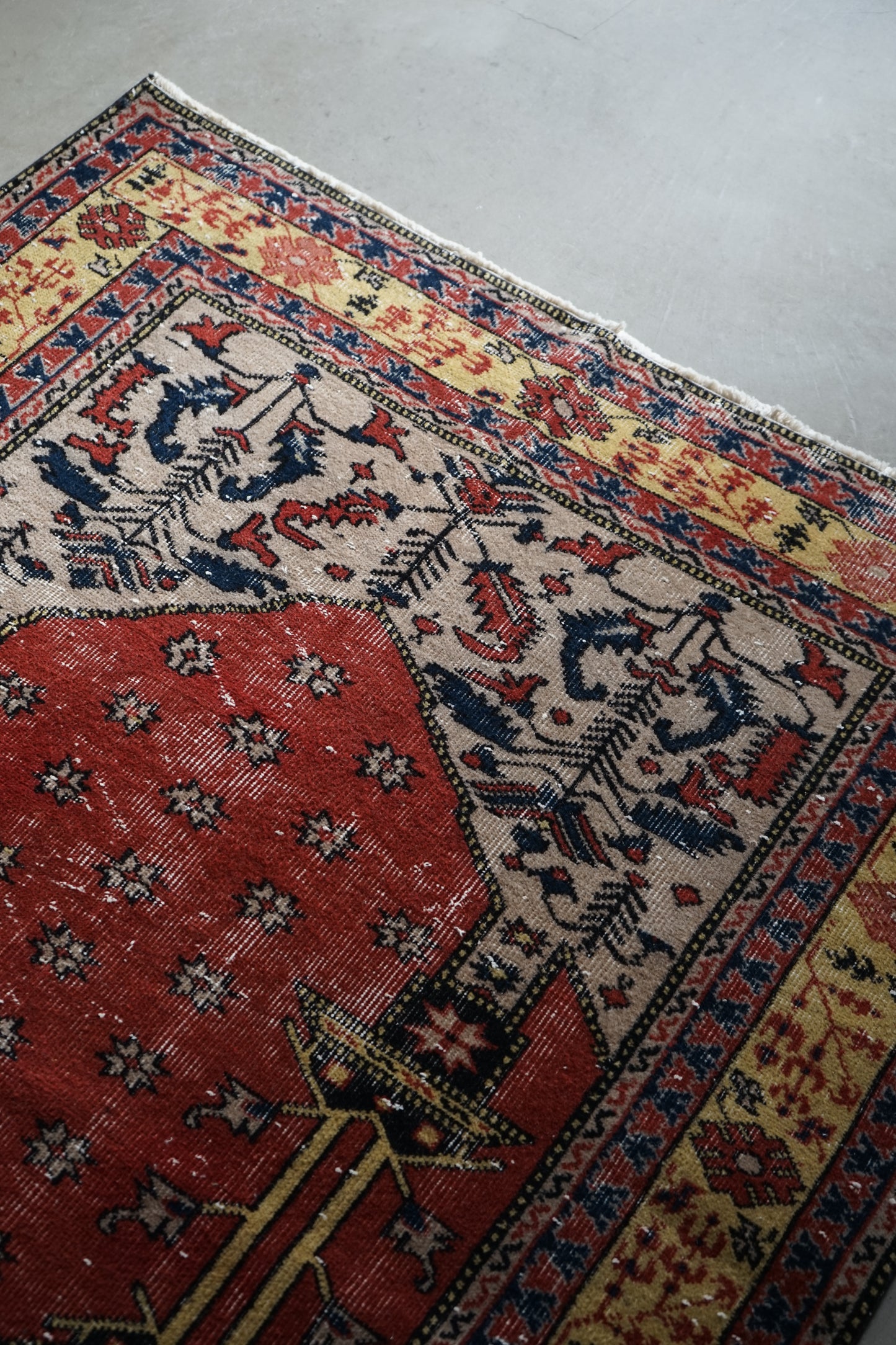 TURKEY VINTAGE ISPARTA PRAYER RUG 1950-1960年代 173 × 122 cm No.TR25174