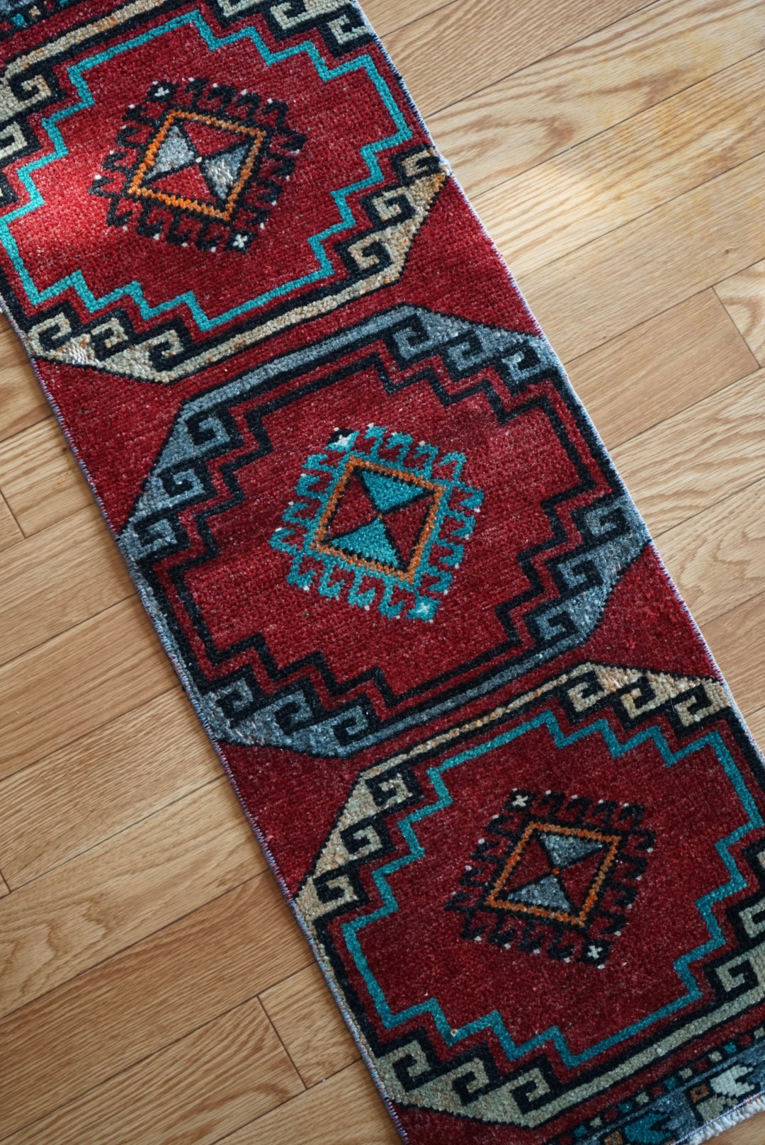 Türkiye Old Oushak Red , Turquoise Runner 1970年代 103 × 36 cm No.TR25542 / 国内送料無料・羊毛手織り絨毯