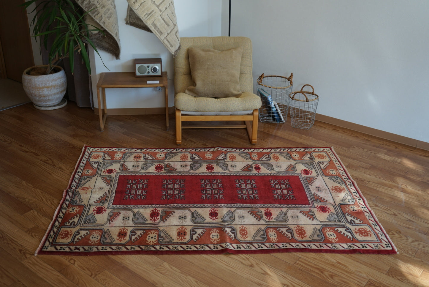 Türkiye Old Anatoria Beige , Red 1960年代 178 × 123 cm No.TR25552 / 国内送料無料・羊毛手織り絨毯