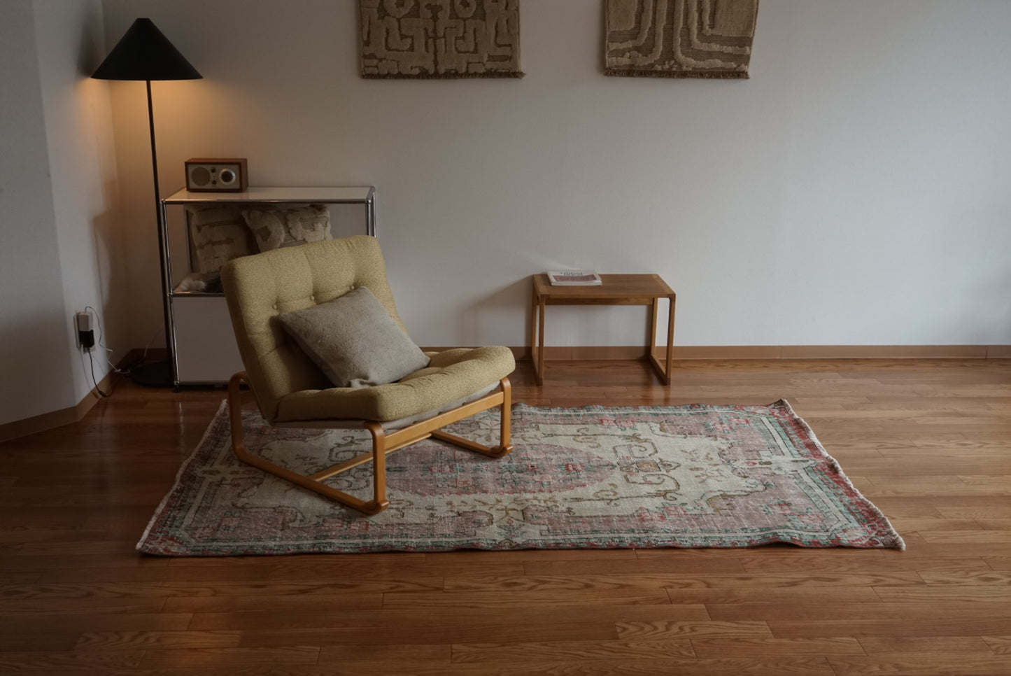 Türkiye Old Isparta Beige , Pink , Green Flower Garden 1970年代 208 × 113 cm No.TR25509 / 国内送料無料・羊毛手織り絨毯