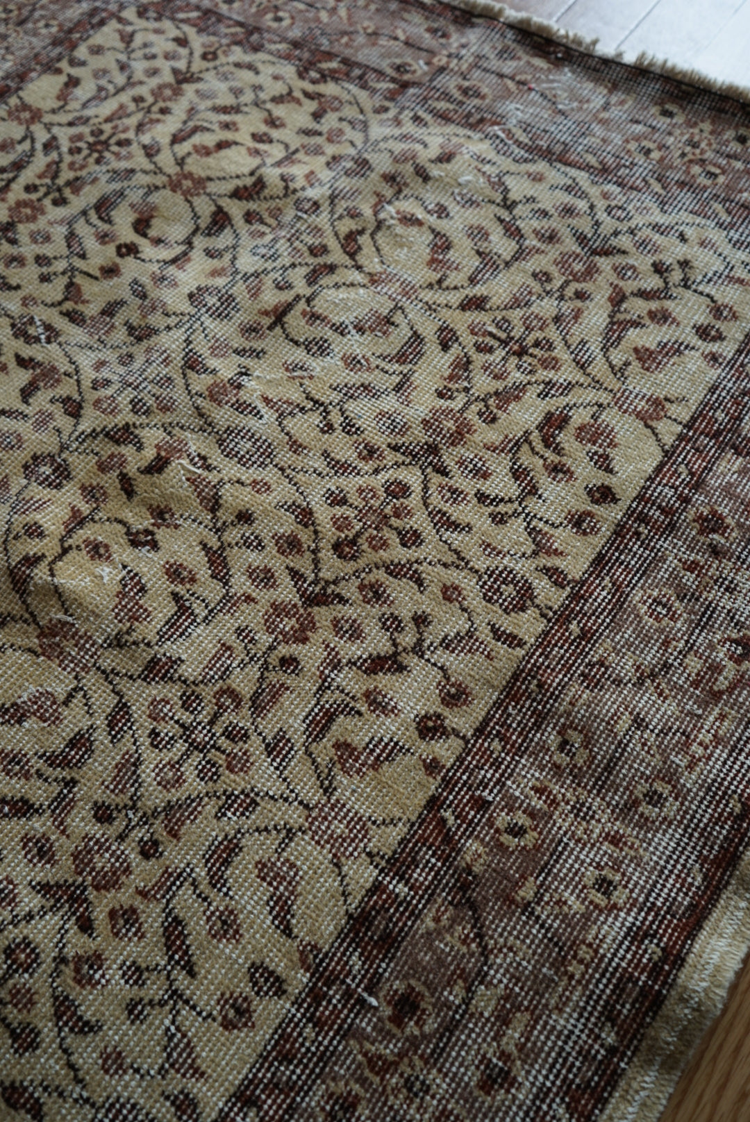 Türkiye Old Isparta Beige ,  Azuki Color Flower 1970年代 198.5 × 117 cm No.TR25519 / 国内送料無料・羊毛手織り絨毯
