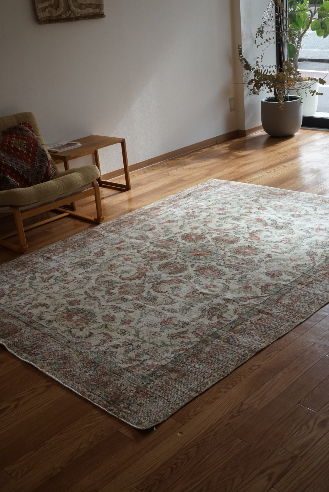 Türkiye Old Isparta Medallion Beige , Green , Rose Red 1960年代 231 × 165 cm No.TR25477 / 国内送料無料・羊毛手織り絨毯