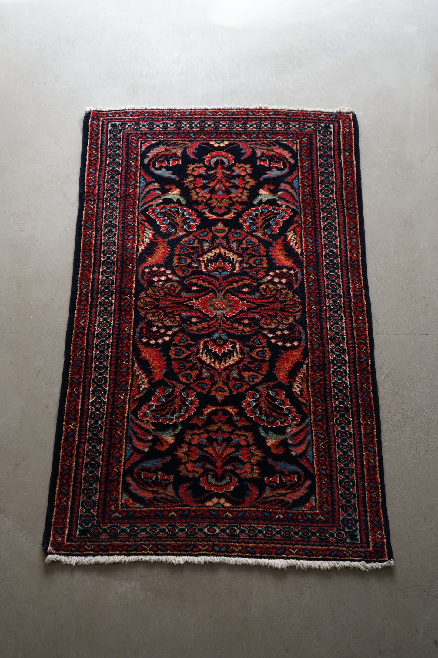 店頭販売 IRAN ANTIQUE LILIAN SAROUK MOHAJERAN FARAHAN 1820年代 118×69cm