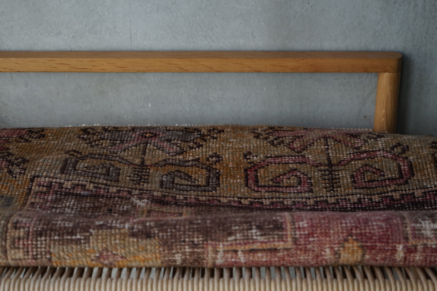 TURKEY OLD ISPARTA PINK BEIGE SMALL SIZE 1970年代 120 × 68 cm No.TR25219