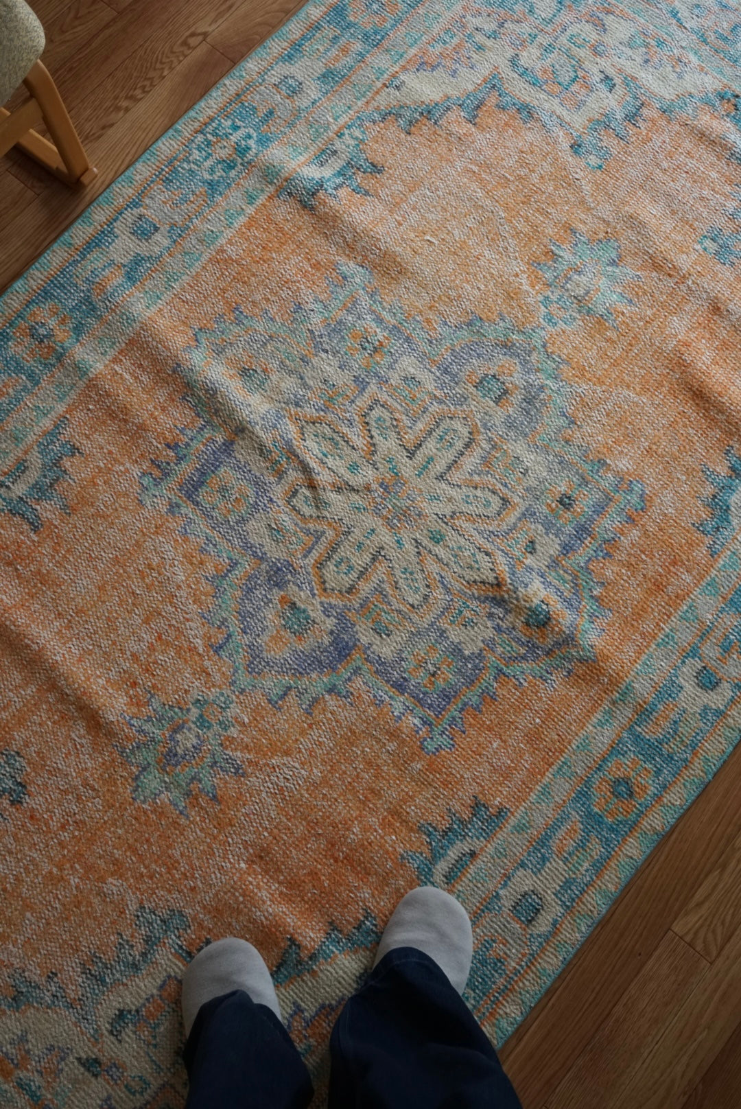Türkiye Old Isparta Beige , Orange , Blue , Green Flower Medallion 1970年代 232 × 132 cm No.TR25510 / 国内送料無料・羊毛手織り絨毯