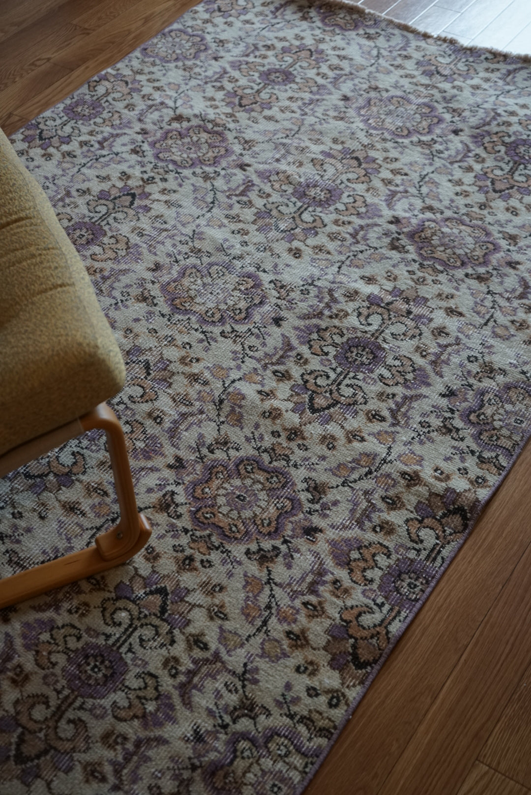 Türkiye Old Isparta Beige ,  Purple Flower 1970年代 226 × 120 cm No.TR25518 / 国内送料無料・羊毛手織り絨毯