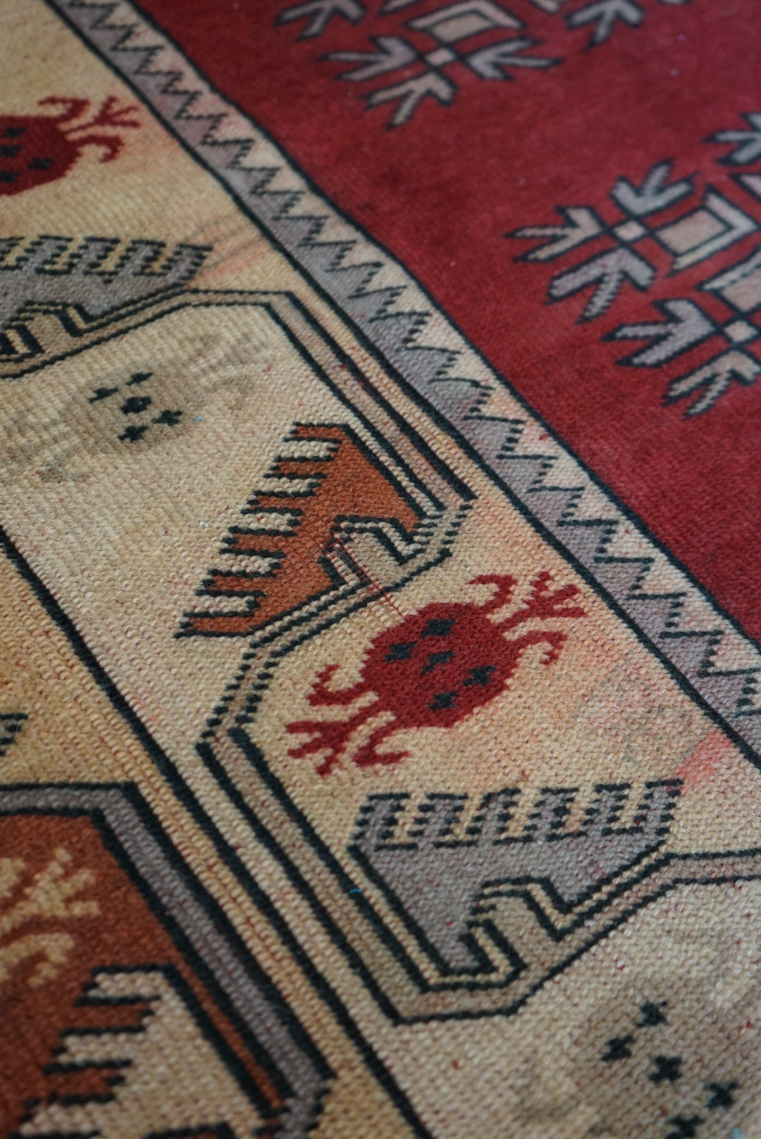 Türkiye Old Anatoria Beige , Red 1960年代 178 × 123 cm No.TR25552 / 国内送料無料・羊毛手織り絨毯
