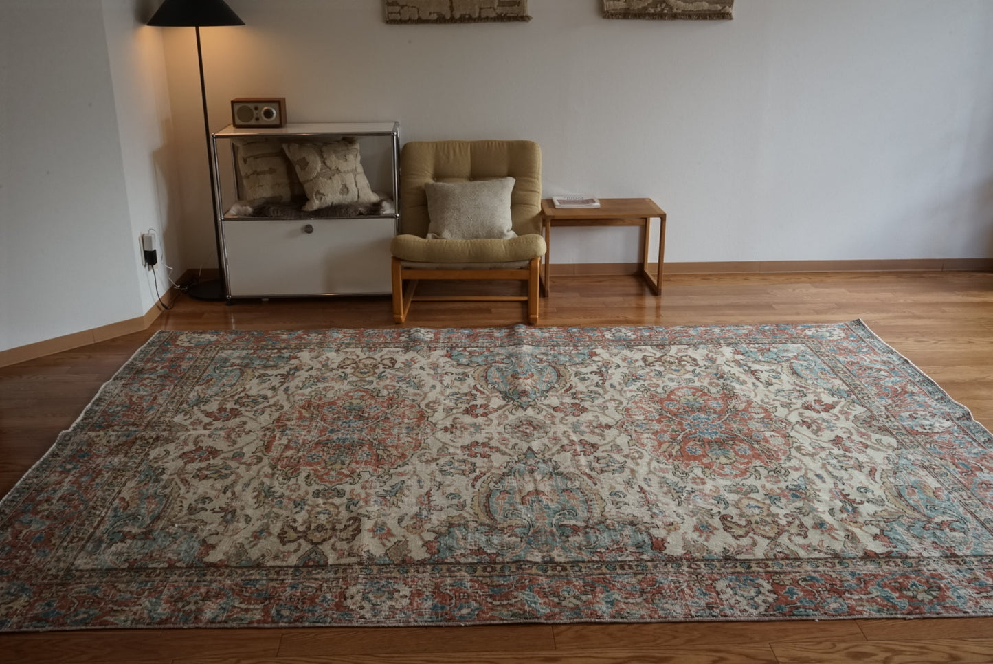 Türkiye Old Isparta Beige , Bric Red , Saxe Blue Flower 1970年代 286 × 189 cm No.TR25506 / 国内送料無料・羊毛手織り絨毯