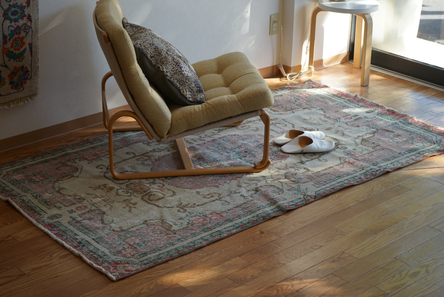 Türkiye Old Isparta Beige , Pink , Green Flower Garden 1970年代 208 × 113 cm No.TR25509 / 国内送料無料・羊毛手織り絨毯