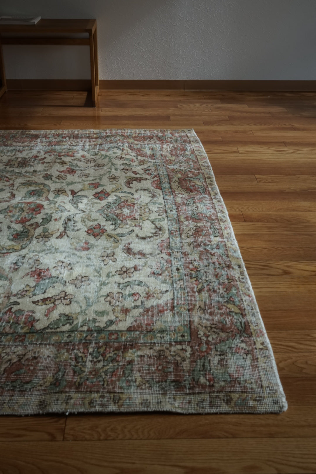 Türkiye Old Isparta Medallion Beige , Green , Rose Red 1960年代 231 × 165 cm No.TR25477 / 国内送料無料・羊毛手織り絨毯