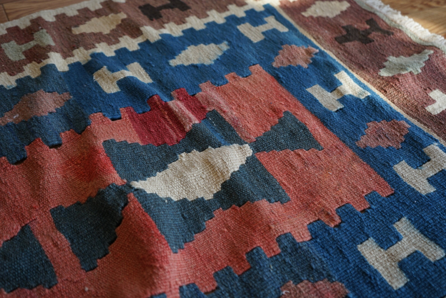 Türkiye Old Kilim Anatoria Tribal Design Blue , Brown , Red 1980年代 145 × 92.5 cm No.TR25549 / 国内送料無料・羊毛手織りキリム