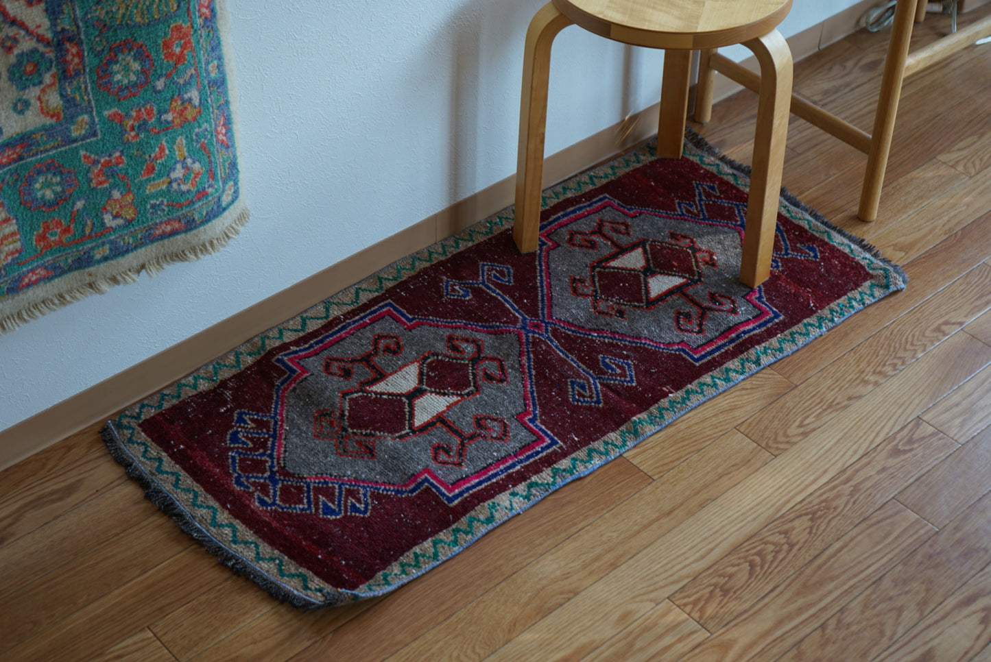 Türkiye Old Oushak Red , Green 1970年代 110.5 × 52 cm No.TR25541 / 国内送料無料・羊毛手織り絨毯